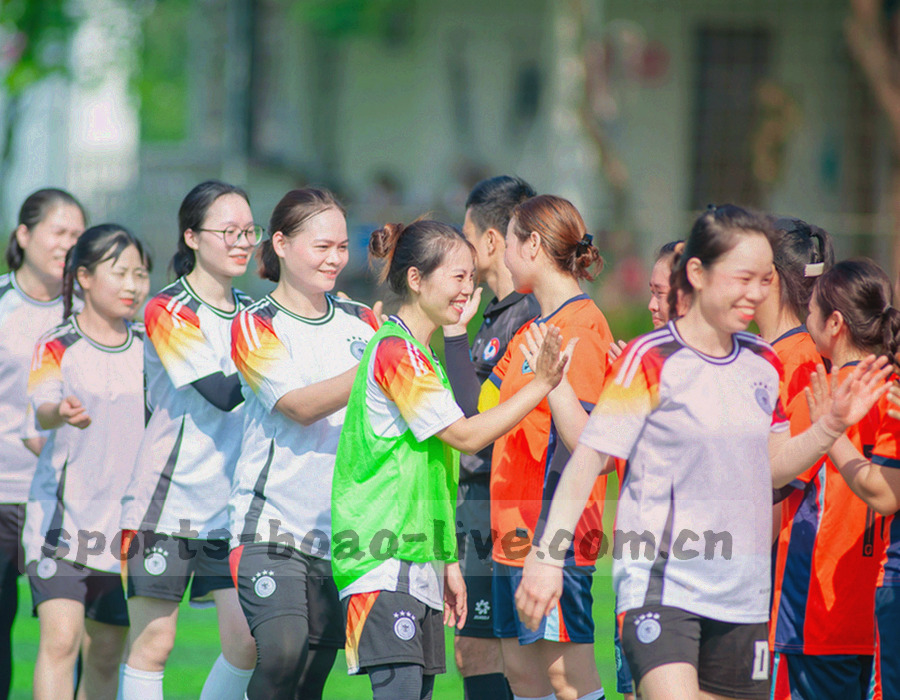 奶油纸索引卡、看台手账与球场票据叠放在深绿背景上